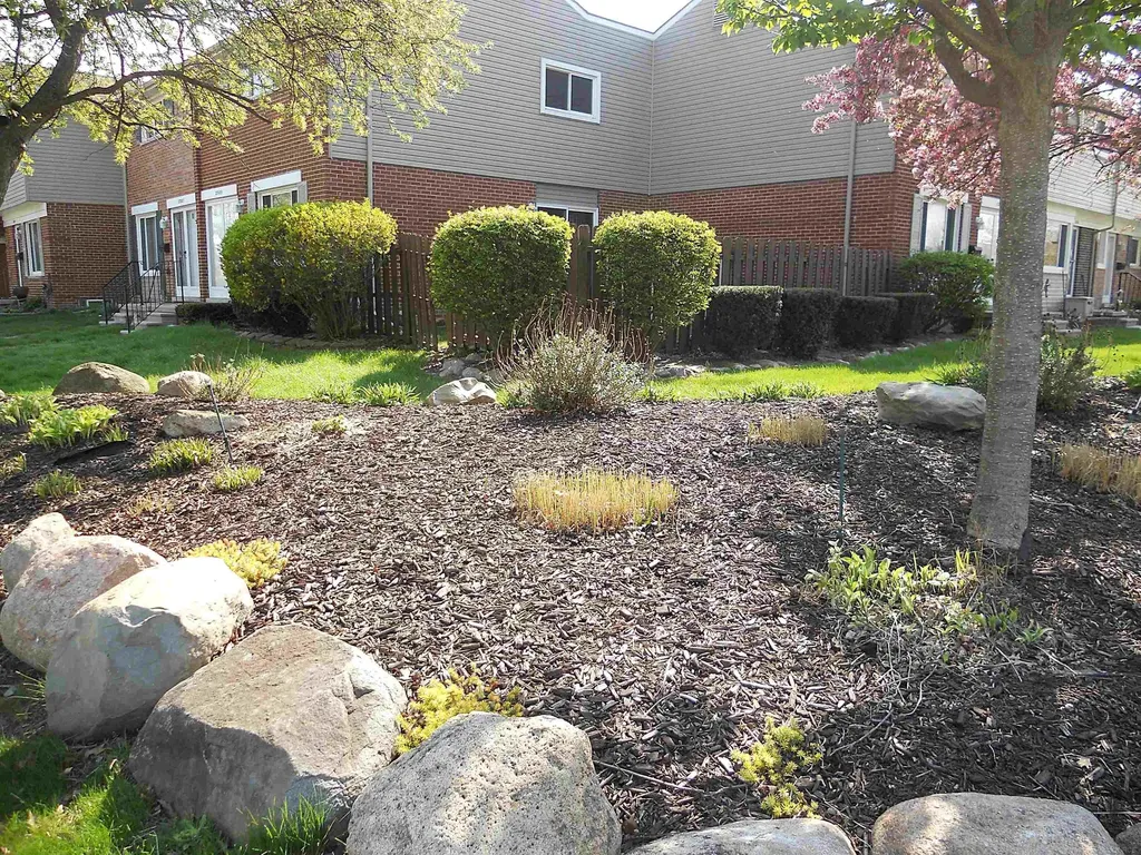 27609 Evelyn Avenue Warren City MI 48093