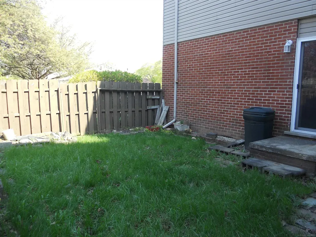 27609 Evelyn Avenue Warren City MI 48093