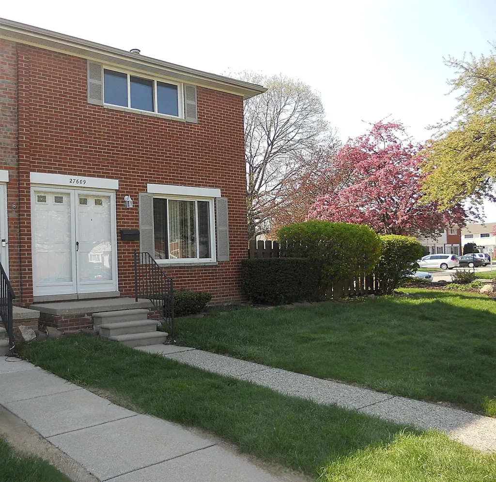 27609 Evelyn Avenue Warren City MI 48093