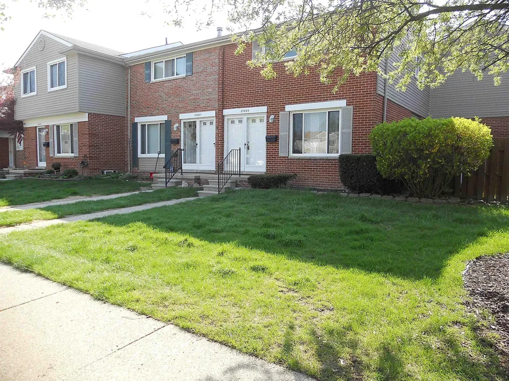 27609 Evelyn Avenue Warren City MI 48093
