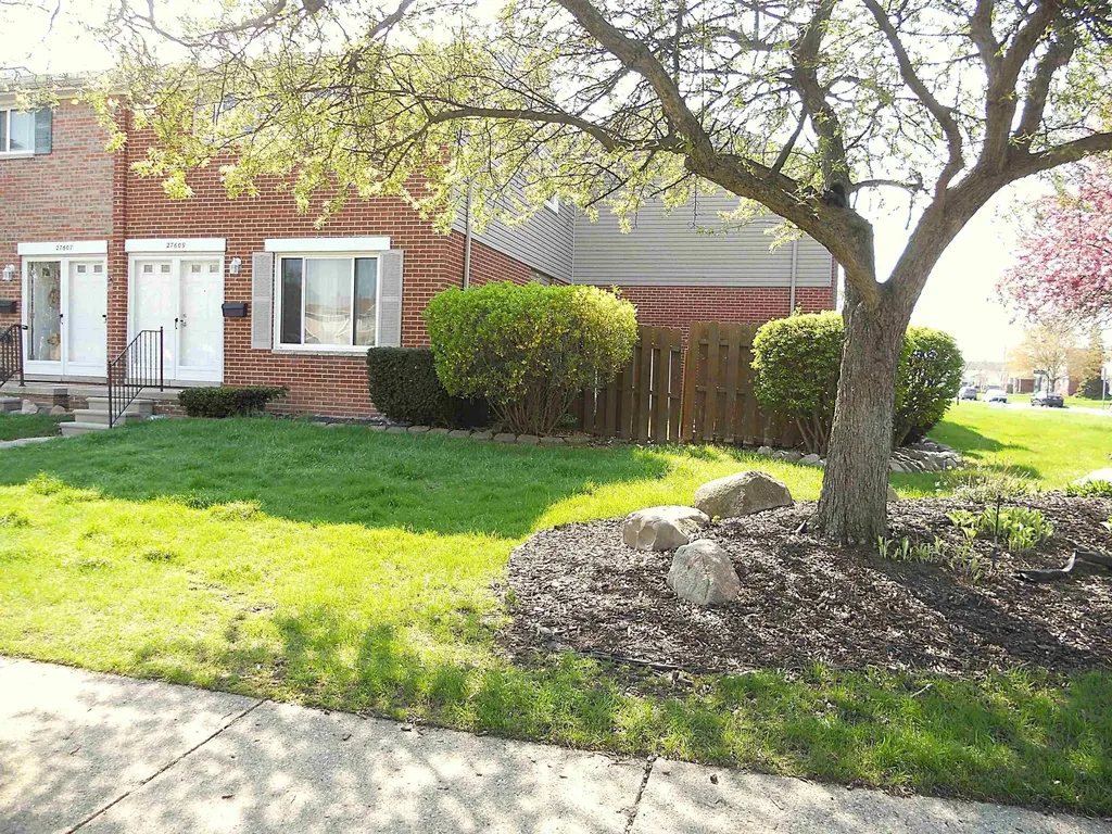 27609 Evelyn Avenue Warren City MI 48093