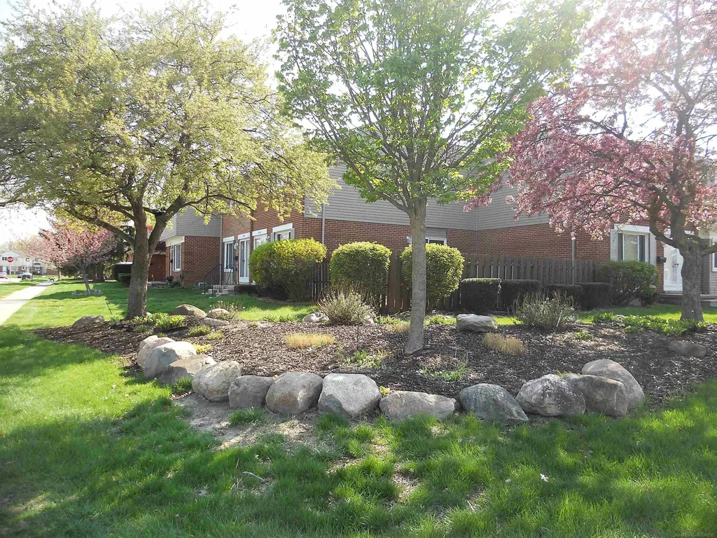 27609 Evelyn Avenue Warren City MI 48093
