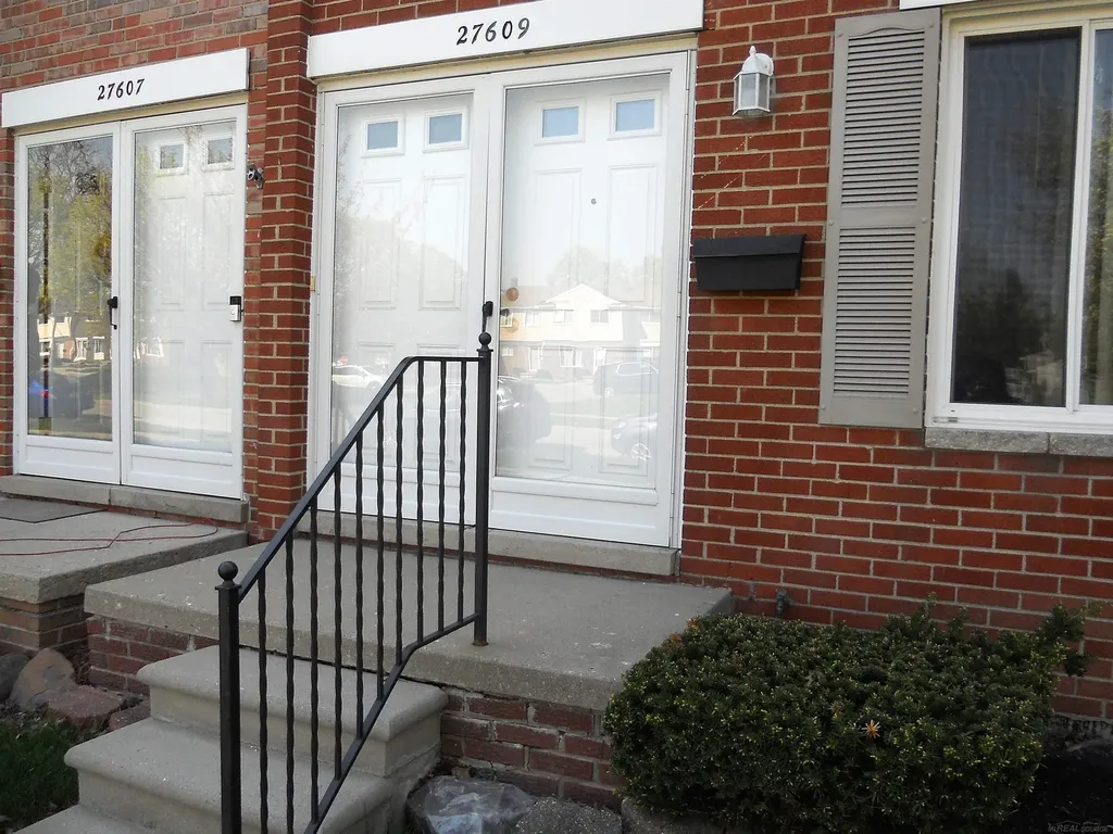 27609 Evelyn Avenue Warren City MI 48093
