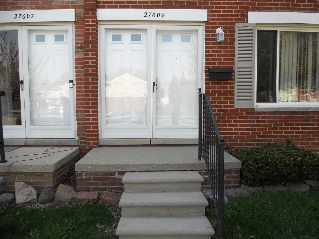 27609 Evelyn Avenue Warren City MI 48093