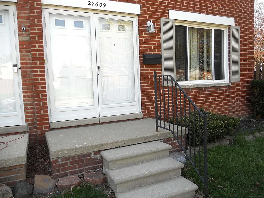 27609 Evelyn Avenue Warren City MI 48093