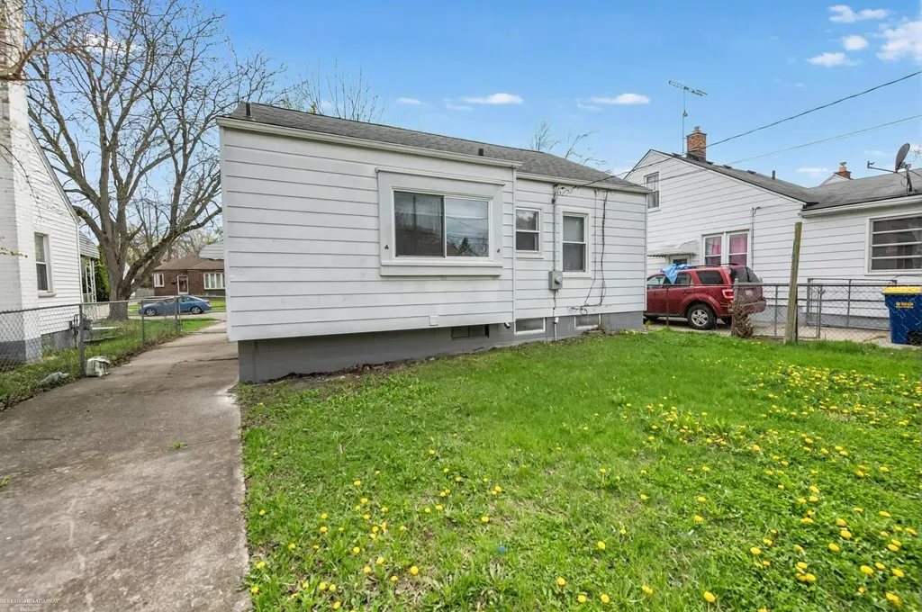 20293 Washtenaw Street Harper Woods City MI 48225