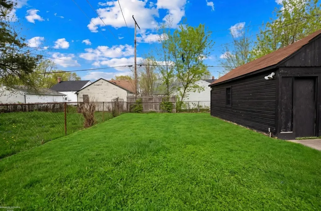 20293 Washtenaw Street Harper Woods City MI 48225
