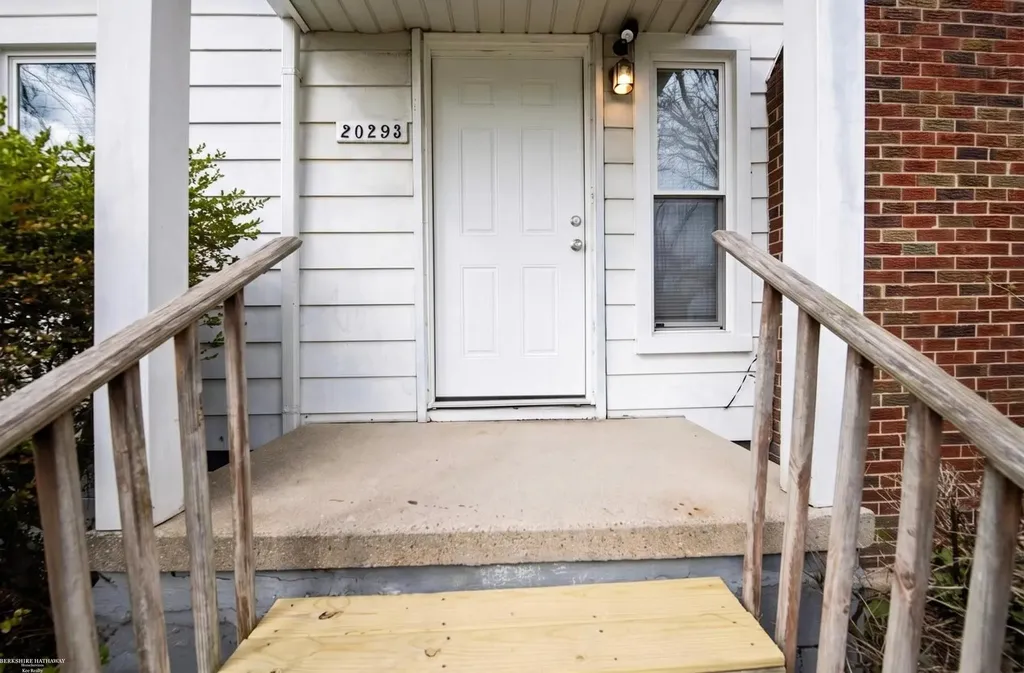 20293 Washtenaw Street Harper Woods City MI 48225