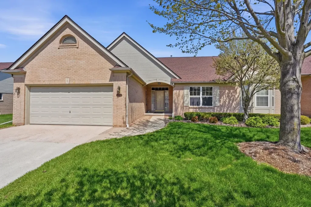 17233 Pond Drive Clinton Charter Township MI 48038