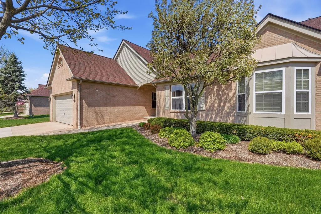 17233 Pond Drive Clinton Charter Township MI 48038