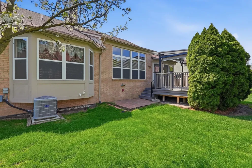 17233 Pond Drive Clinton Charter Township MI 48038