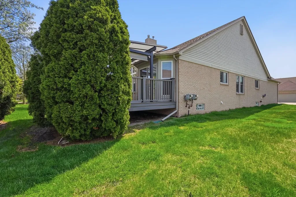 17233 Pond Drive Clinton Charter Township MI 48038