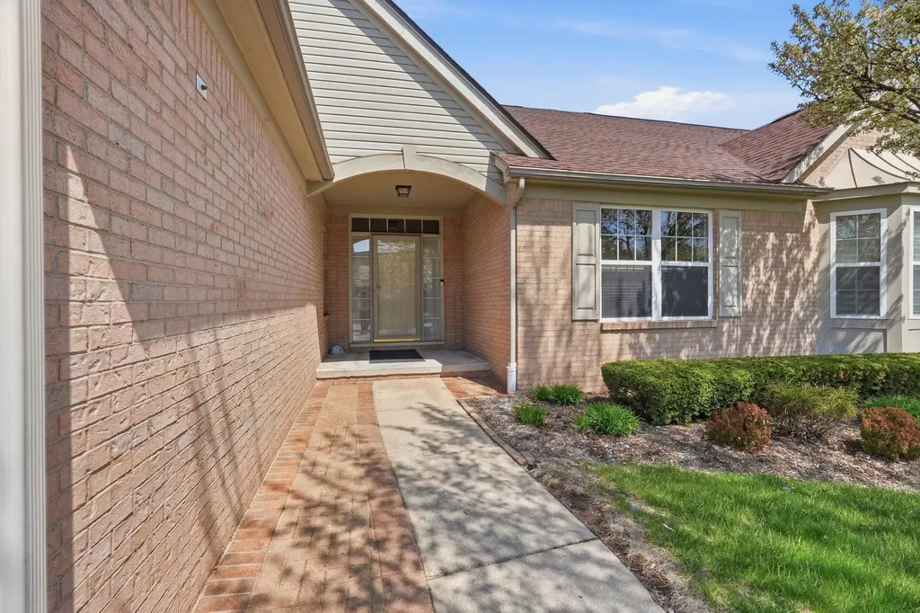 17233 Pond Drive Clinton Charter Township MI 48038