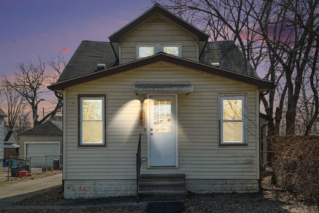 141 W Harry Avenue Hazel Park City MI 48030