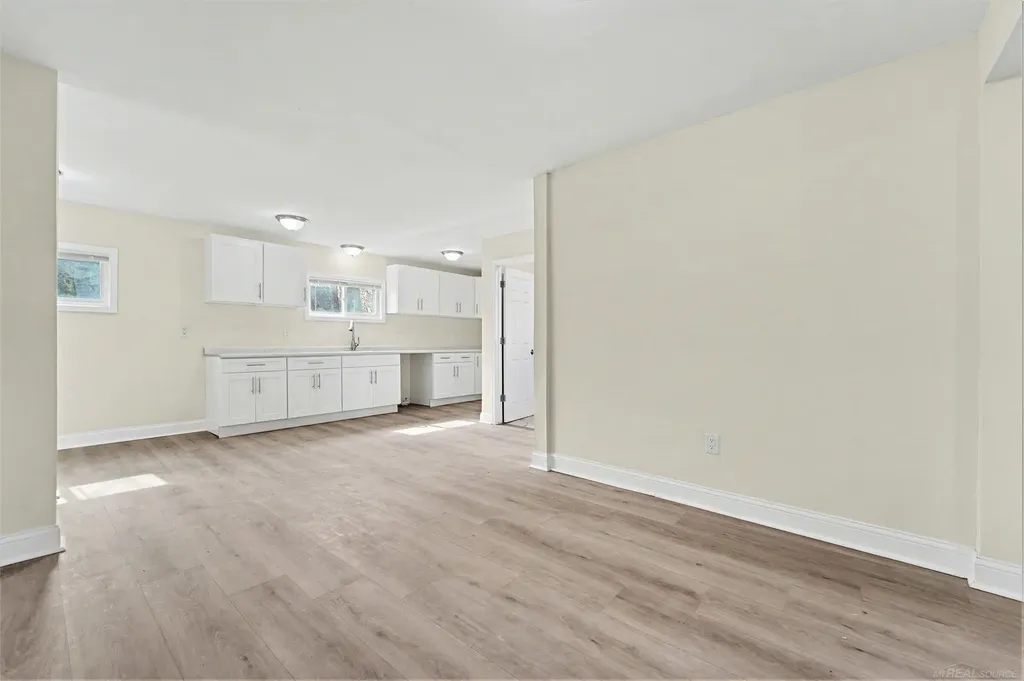 141 W Harry Avenue Hazel Park City MI 48030