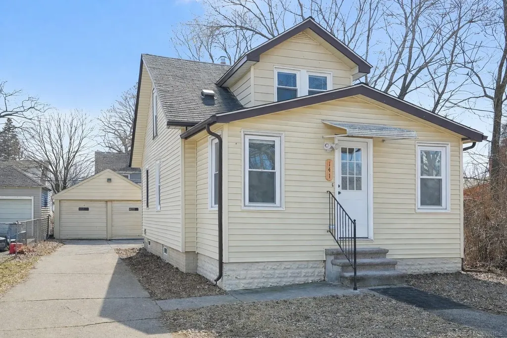 141 W Harry Avenue Hazel Park City MI 48030