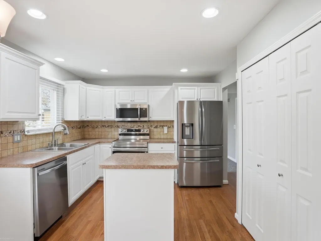 1405 Shaker Drive Troy City MI 48083