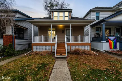 1083 Lakepointe Street Grosse Pointe Park City MI 48230