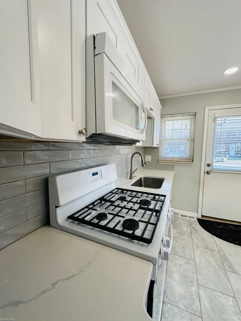 22935 Gary Ln Lane St. Clair Shores City MI 48080