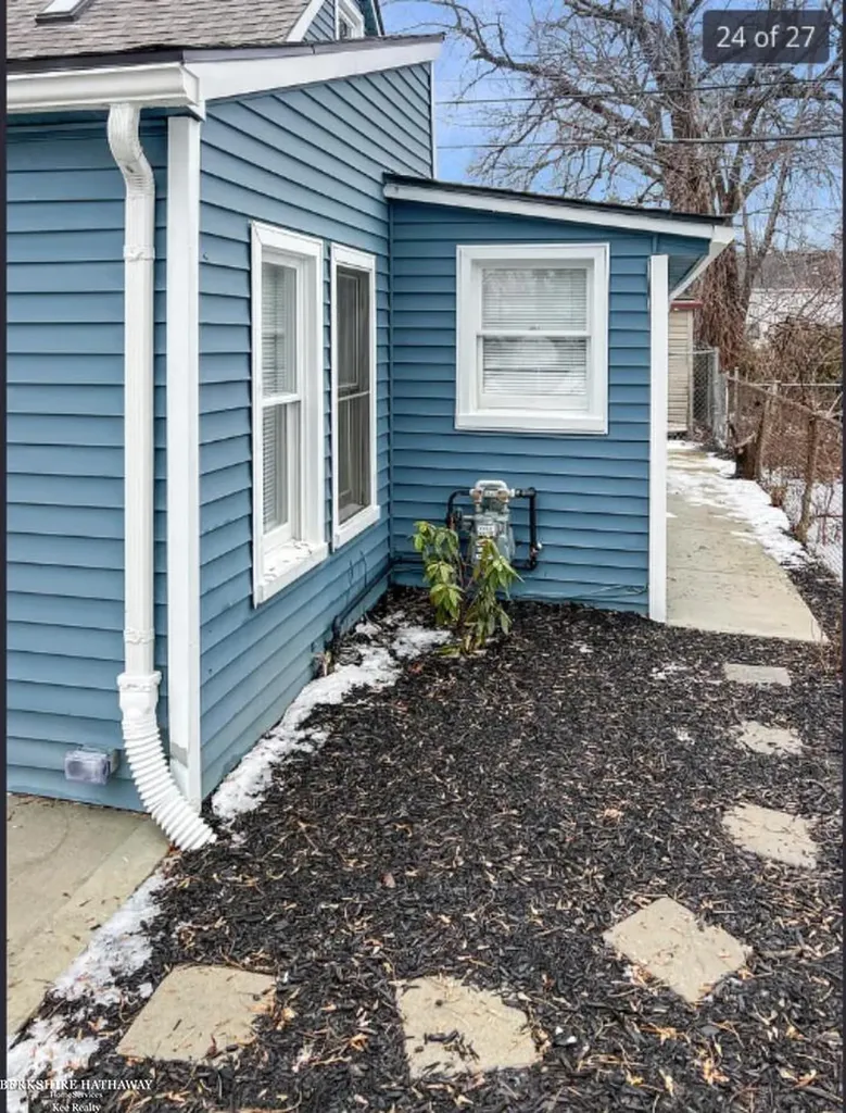 8635 Continental Avenue Warren City MI 48089