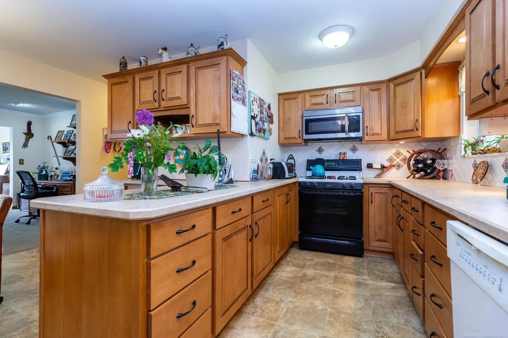 7233 Flamingo Street Clay Township MI 48001
