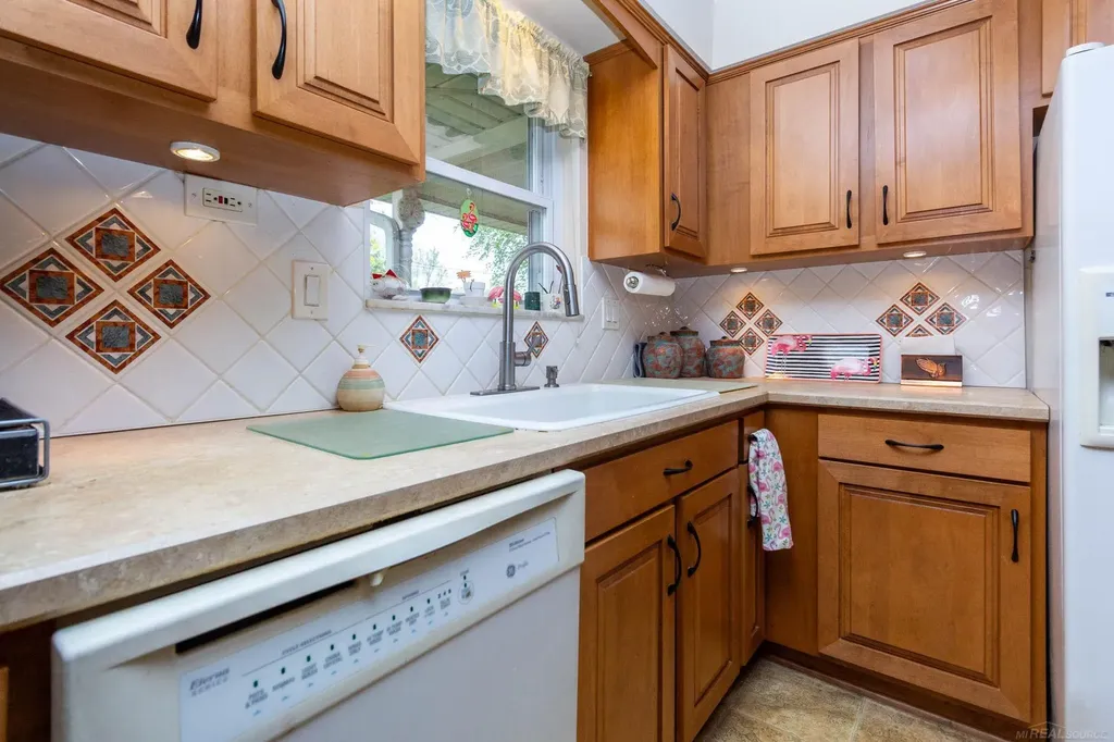 7233 Flamingo Street Clay Township MI 48001