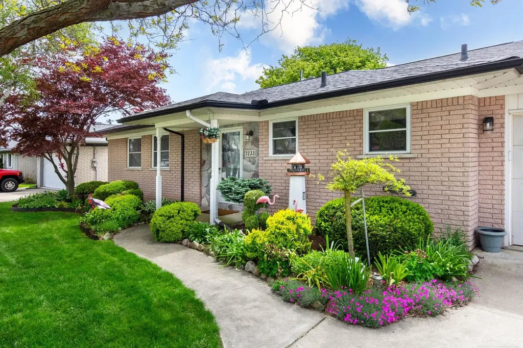 7233 Flamingo Street Clay Township MI 48001