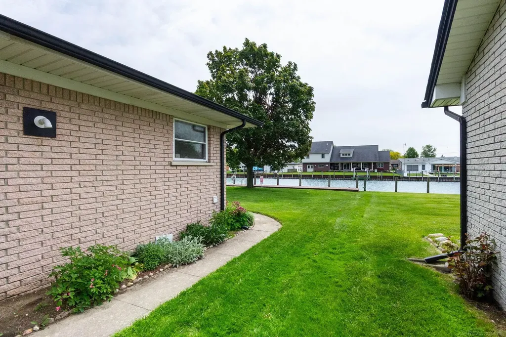 7233 Flamingo Street Clay Township MI 48001
