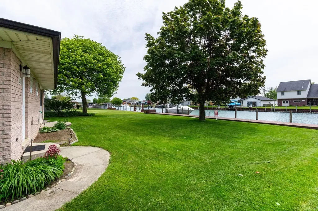 7233 Flamingo Street Clay Township MI 48001
