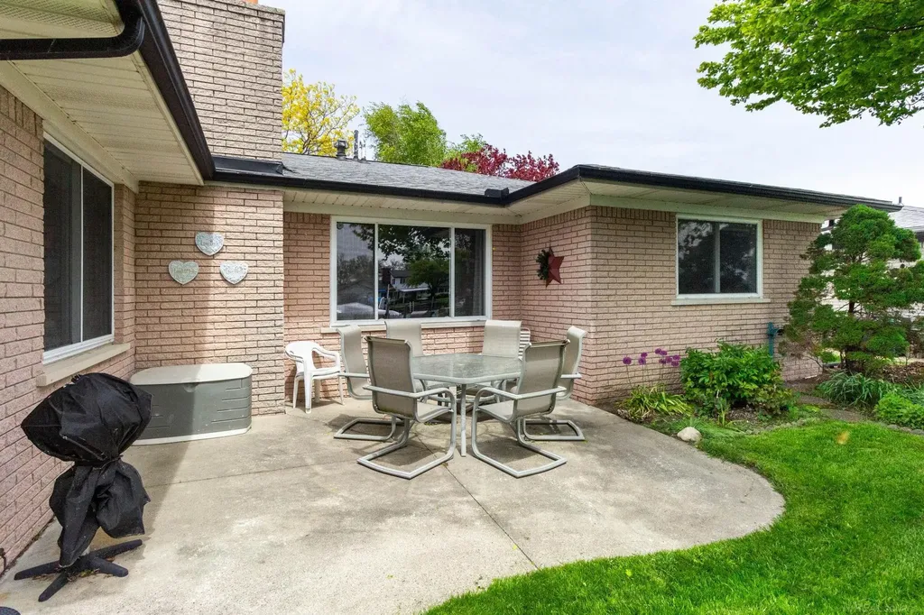 7233 Flamingo Street Clay Township MI 48001