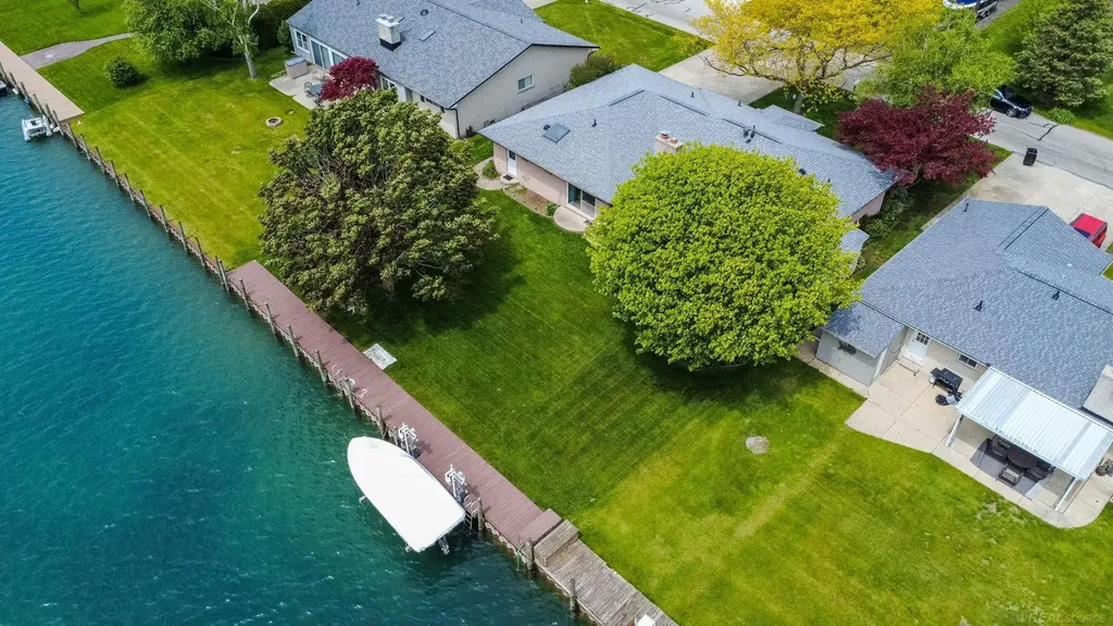 7233 Flamingo Street Clay Township MI 48001