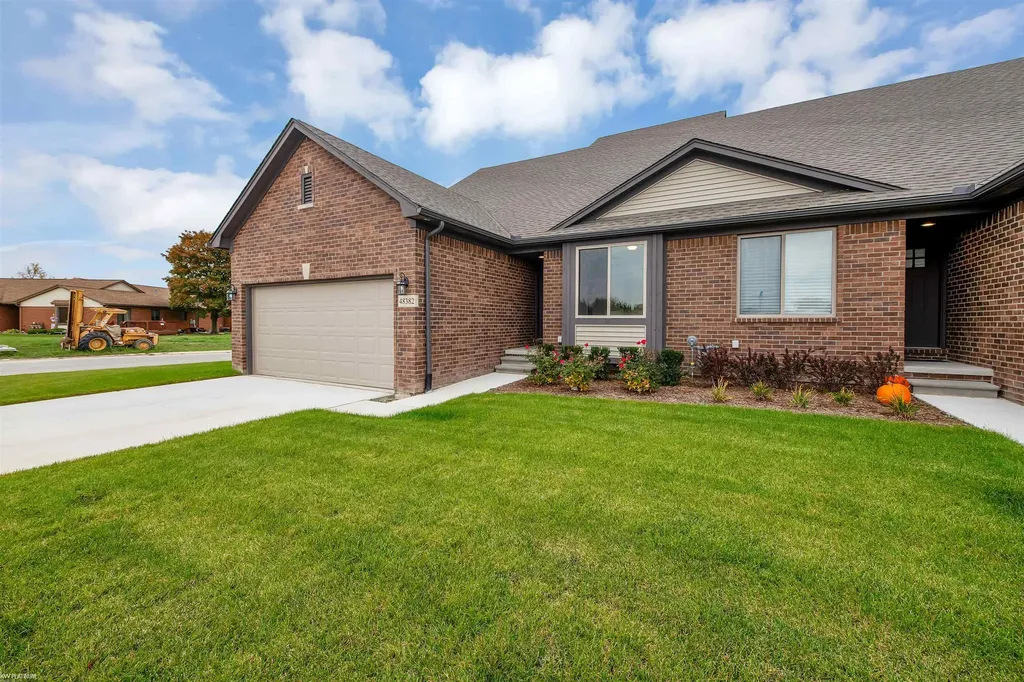 48382 Applegrove Lane Chesterfield Township MI 48051