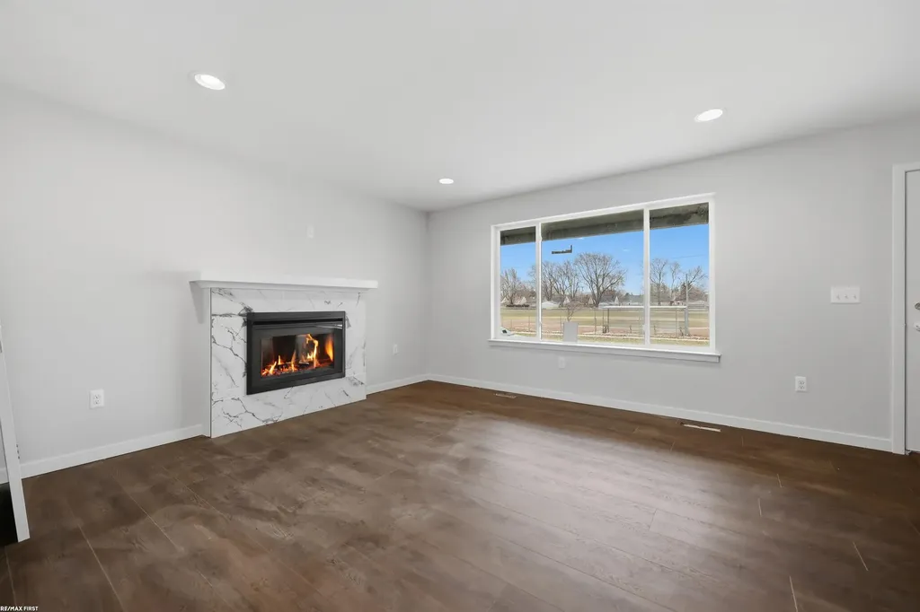 -0- Tennessee Street Roseville City MI 48066
