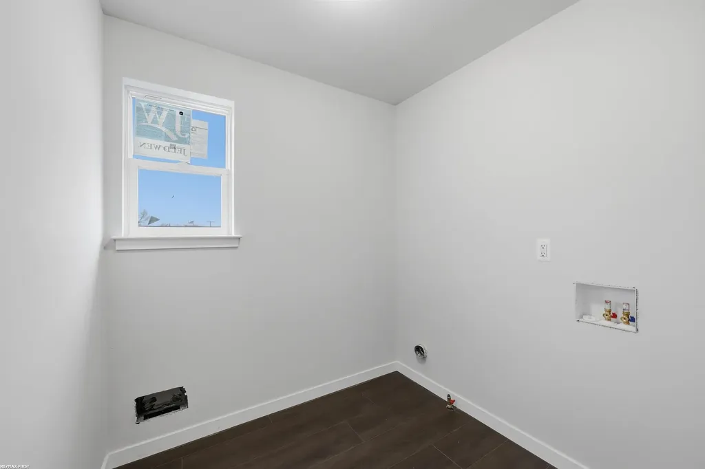 -0- Tennessee Street Roseville City MI 48066