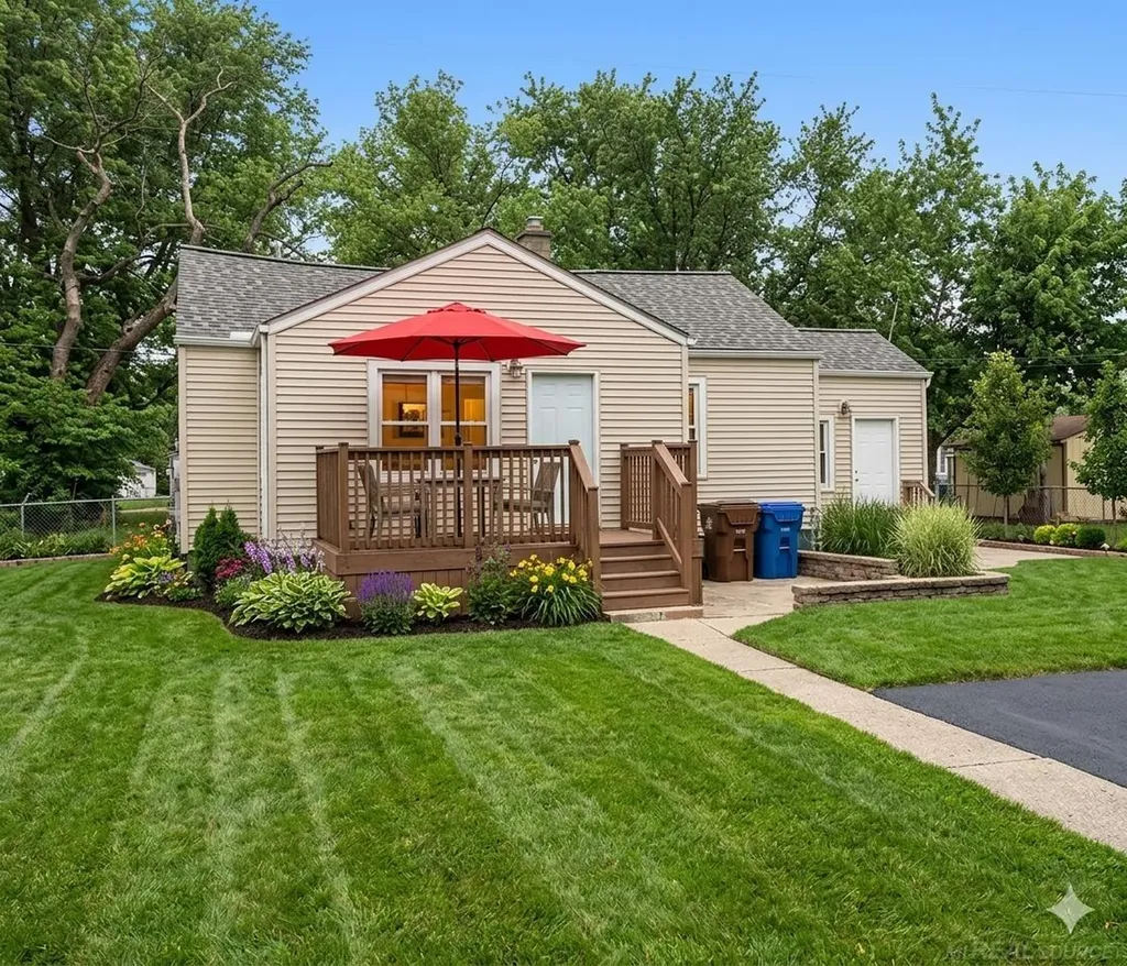 8275 Essex Avenue Warren City MI 48089