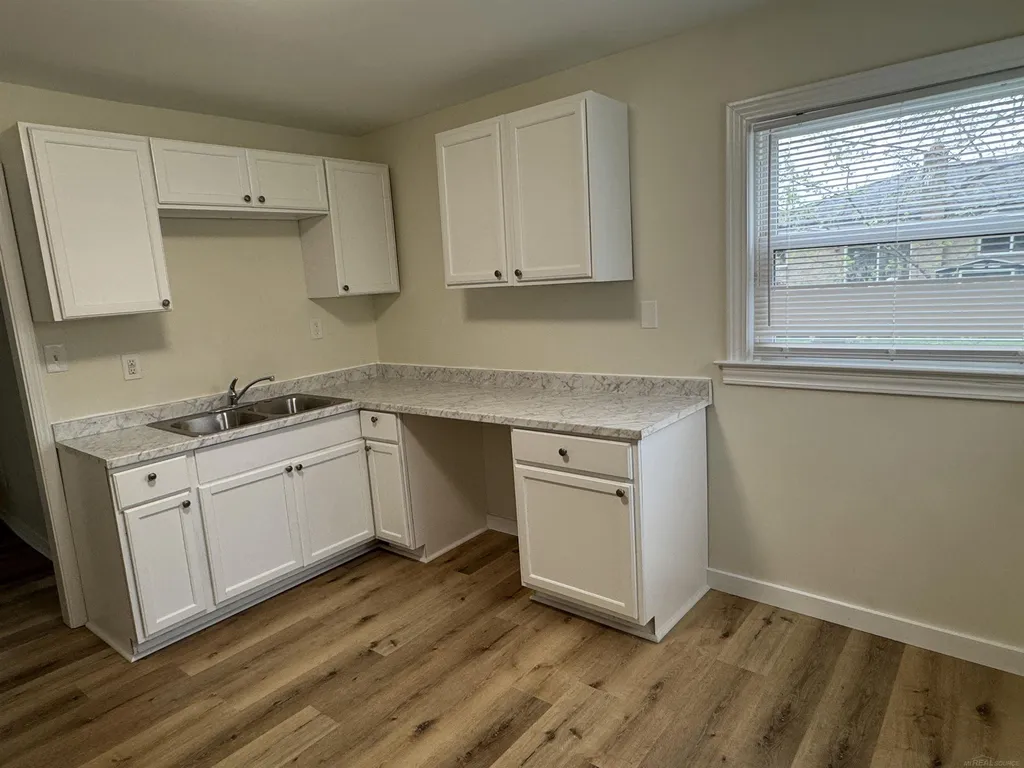 8275 Essex Avenue Warren City MI 48089
