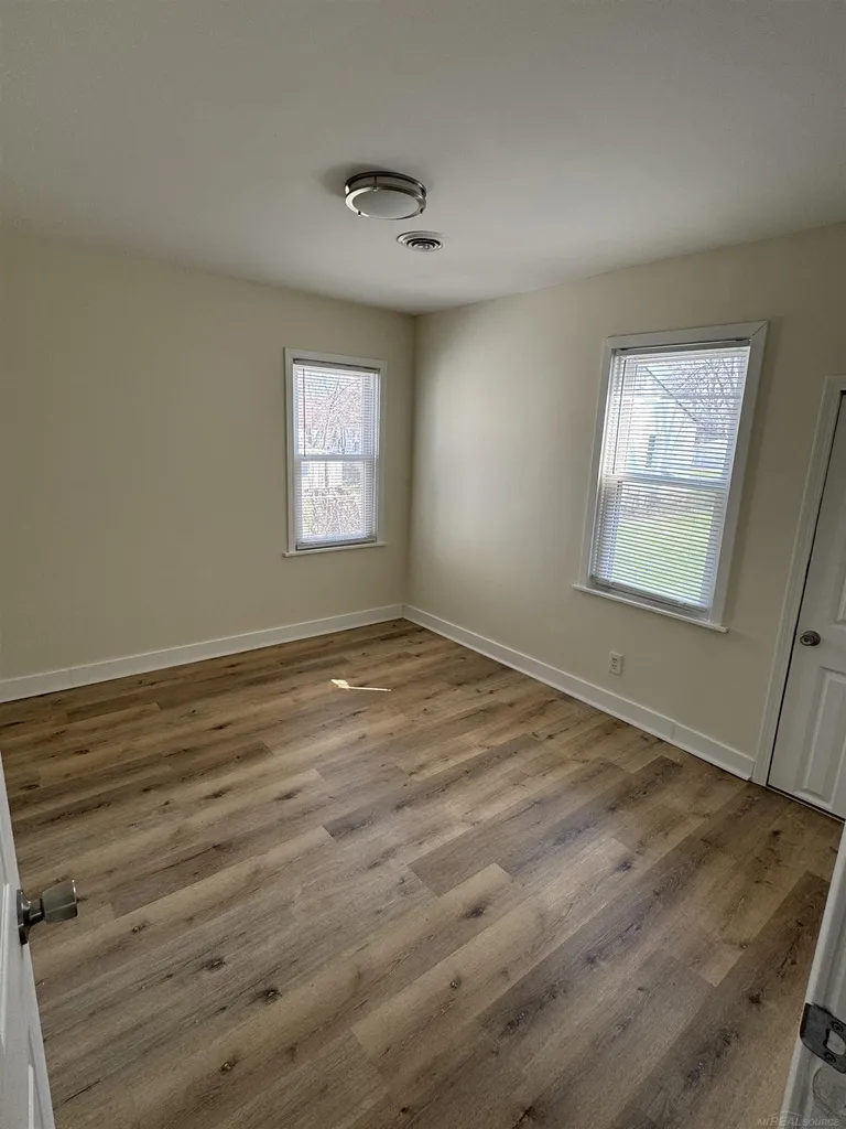 8275 Essex Avenue Warren City MI 48089