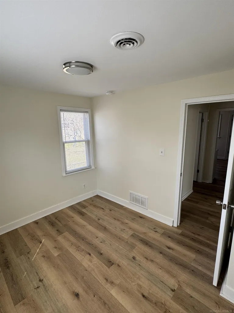 8275 Essex Avenue Warren City MI 48089