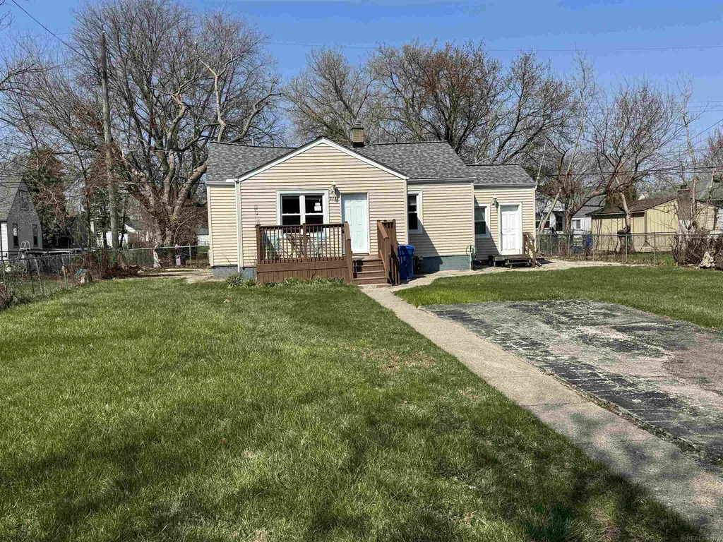 8275 Essex Avenue Warren City MI 48089