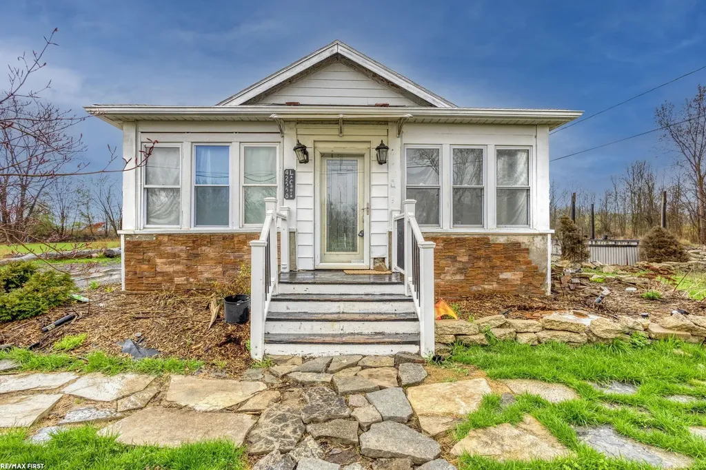 42550 La Croix St Street Clinton Charter Township MI 48036