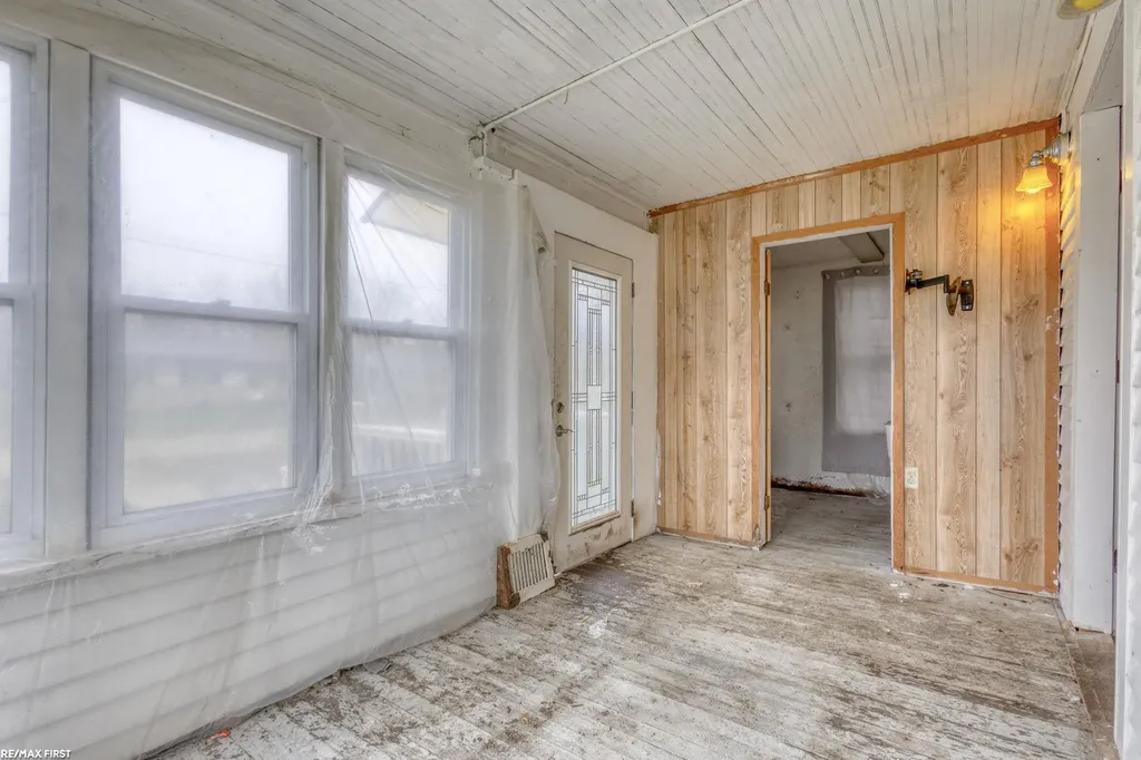 42550 La Croix St Street Clinton Charter Township MI 48036