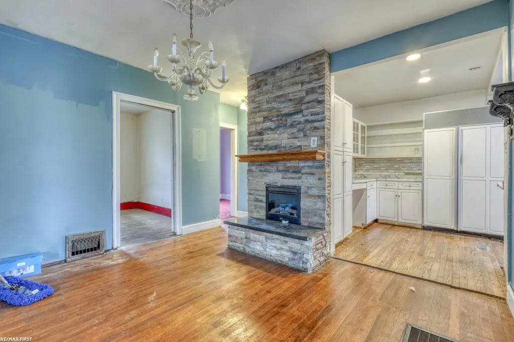 42550 La Croix St Street Clinton Charter Township MI 48036