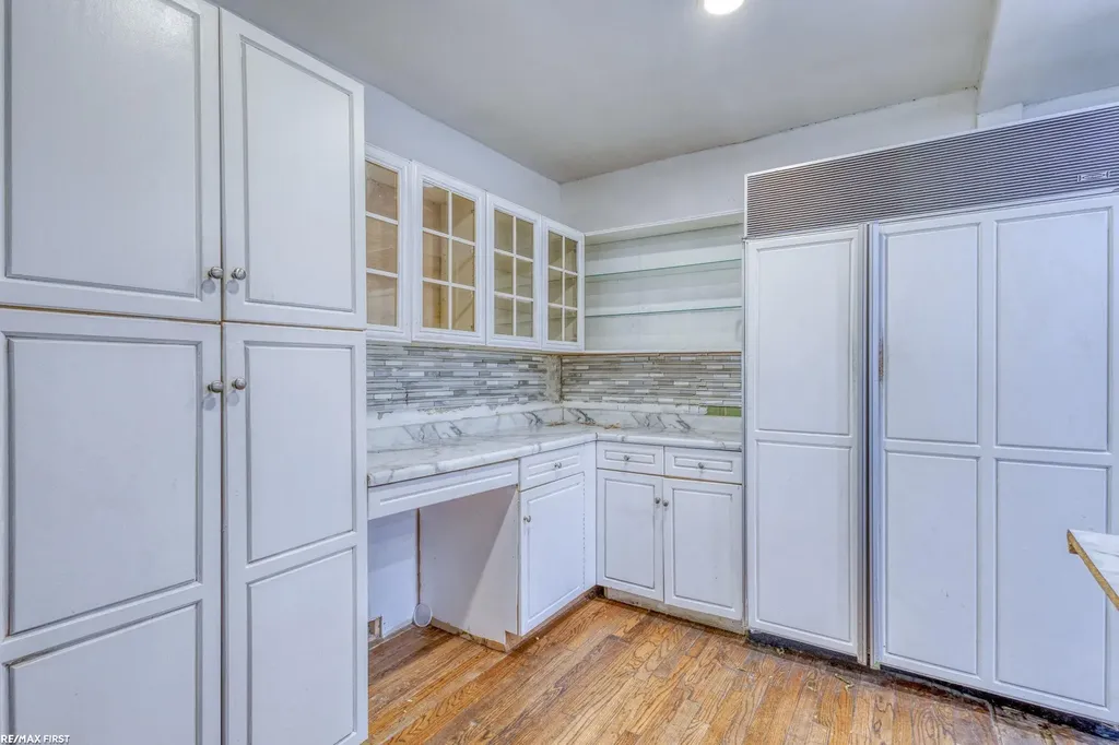 42550 La Croix St Street Clinton Charter Township MI 48036