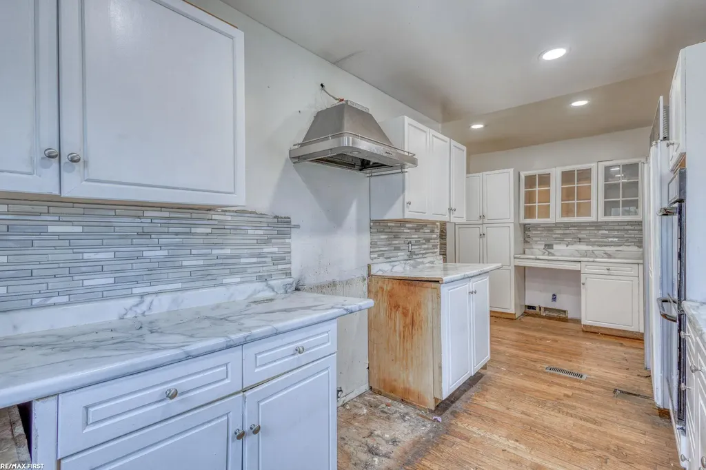 42550 La Croix St Street Clinton Charter Township MI 48036