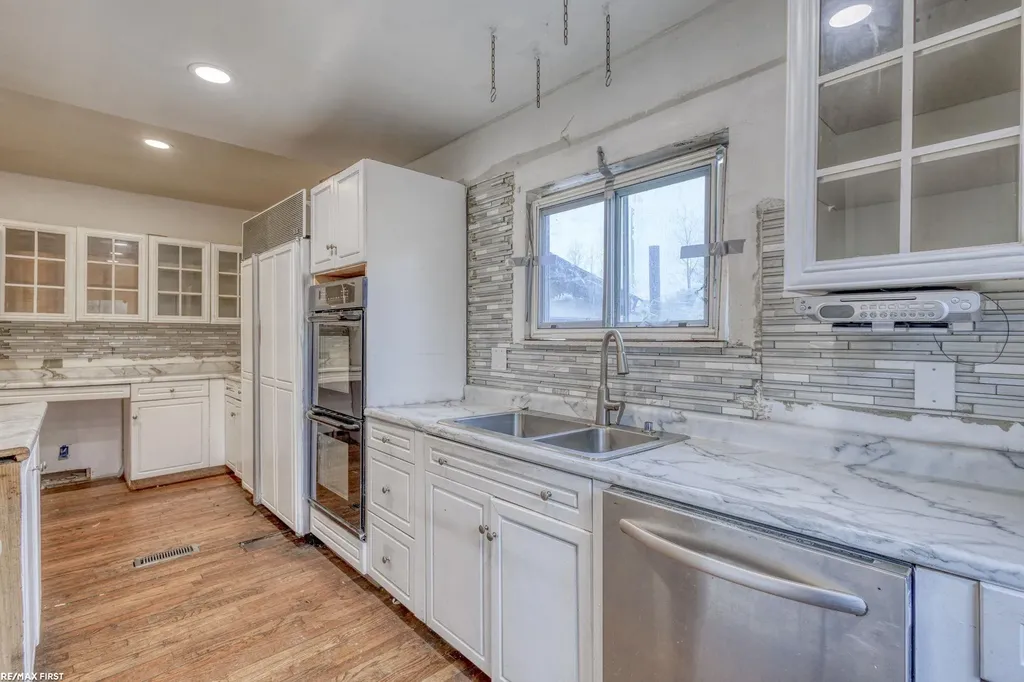 42550 La Croix St Street Clinton Charter Township MI 48036