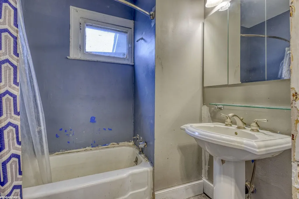 42550 La Croix St Street Clinton Charter Township MI 48036