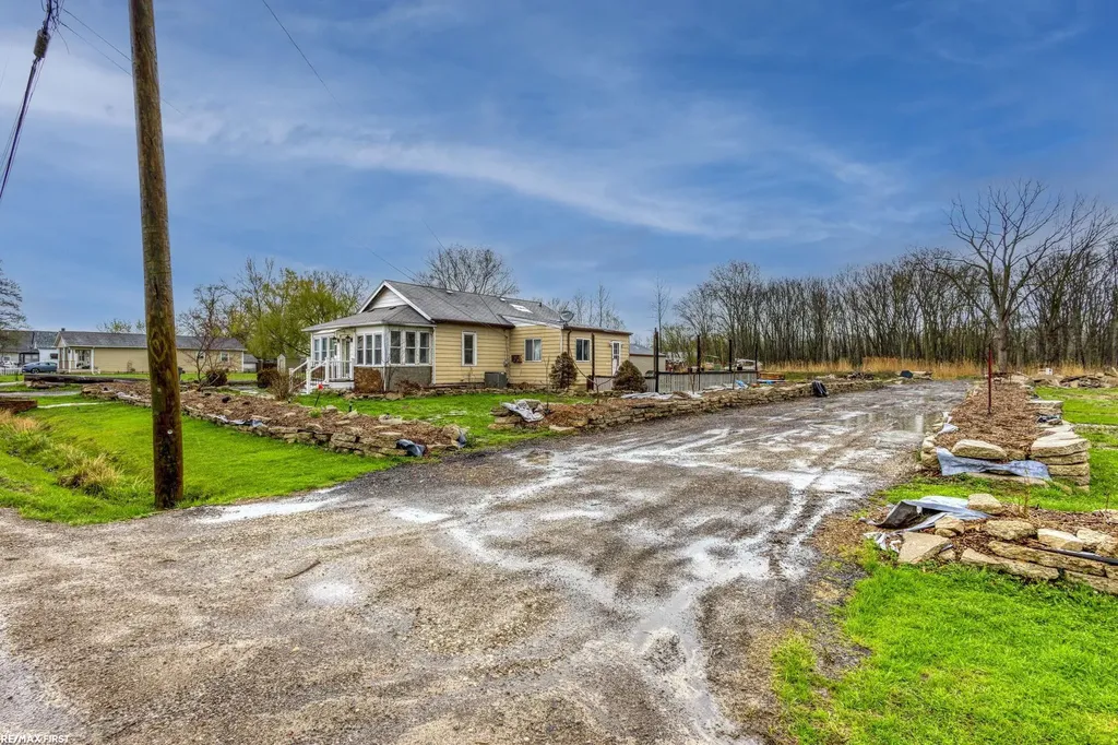 42550 La Croix St Street Clinton Charter Township MI 48036