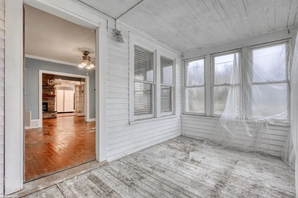 42550 La Croix St Street Clinton Charter Township MI 48036