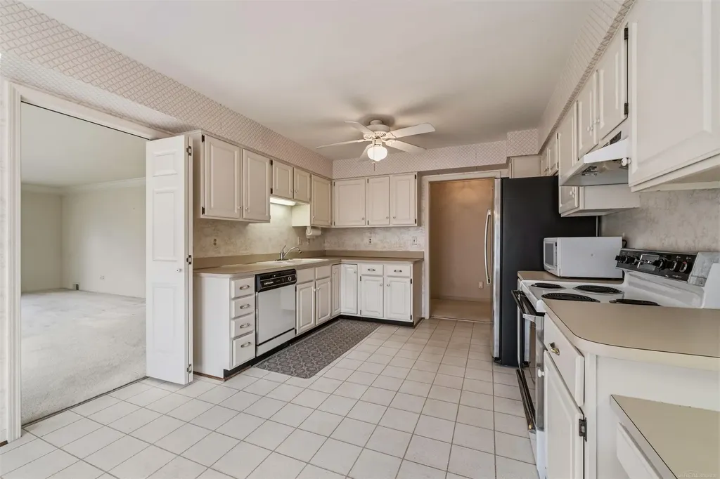 172 Windwood Pointe Avenue St. Clair Shores City MI 48080
