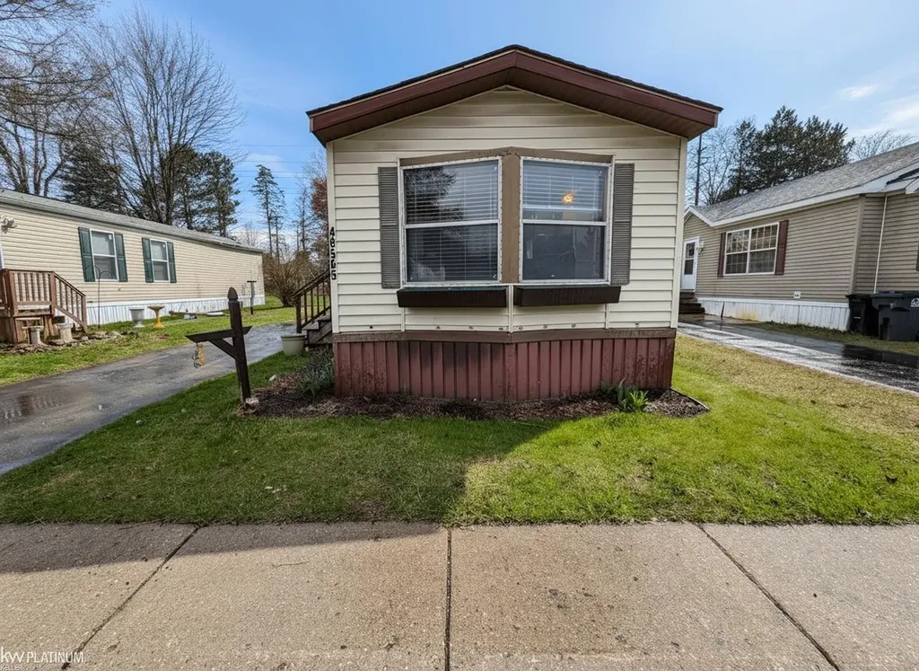48565 Pineview Drive Shelby Charter Township MI 48317